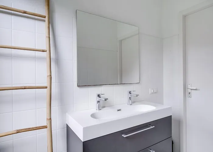 6 - Persoons Lakeside 35